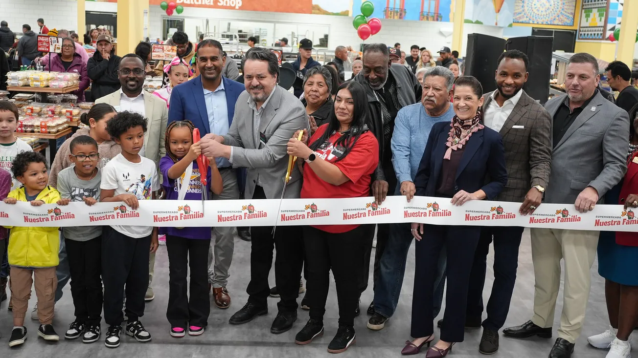 SpartanNash celebrates expansion of Supermercado Nuestra Familia banner